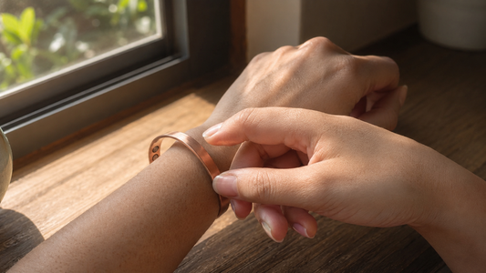 ¿En qué mano se pone la pulsera de cobre? Beneficios y significado energético