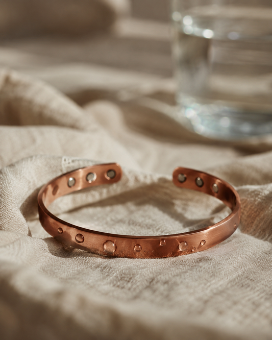 Guía de uso diario: ¿Es seguro dormir, bañarse o hacer deporte con tu pulsera de cobre?